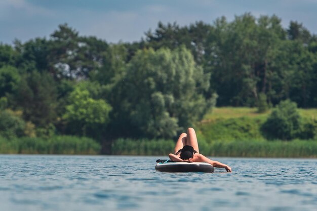 femme en maillot de bain au soleil sur l'espace de copie supboard