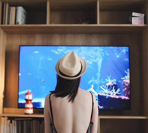 Femme en maillot de bain et chapeau de paille Concept de vacances de voyage en mer