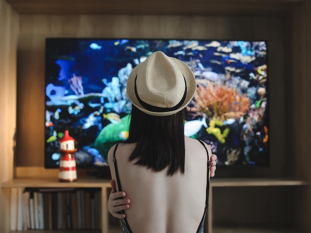 Photo femme en maillot de bain et chapeau de paille concept de vacances de voyage en mer