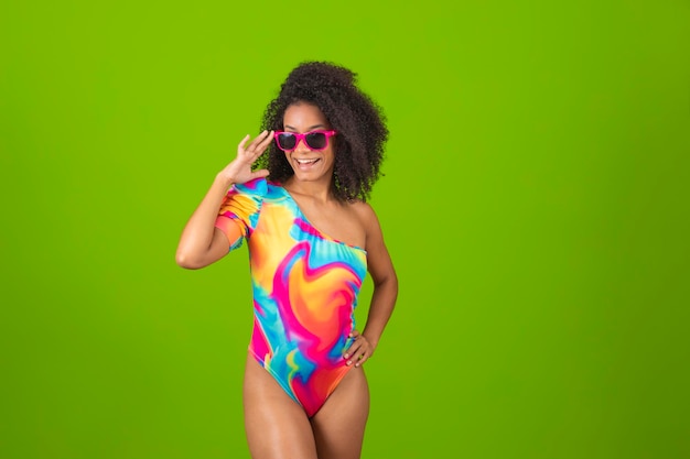 Une femme en maillot de bain coloré pose pour une photo.