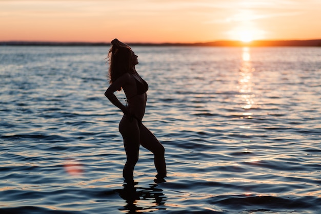 Femme en maillot de bain dans la mer