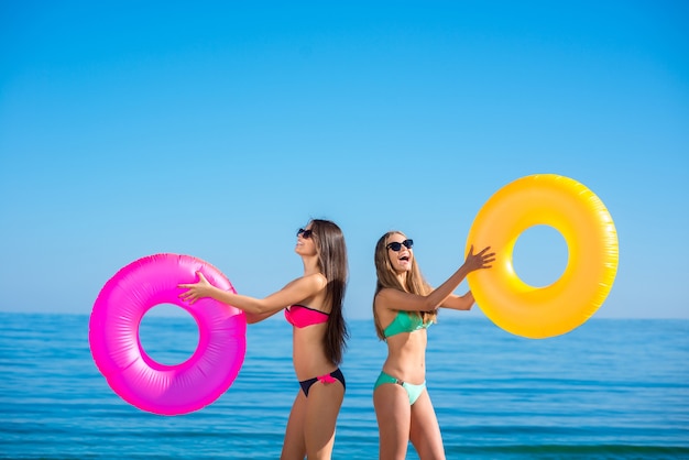 Femme en maillot de bain sur la plage.