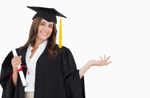 Une femme avec une main à côté d&#39;elle alors qu&#39;elle sourit et regarde la caméra