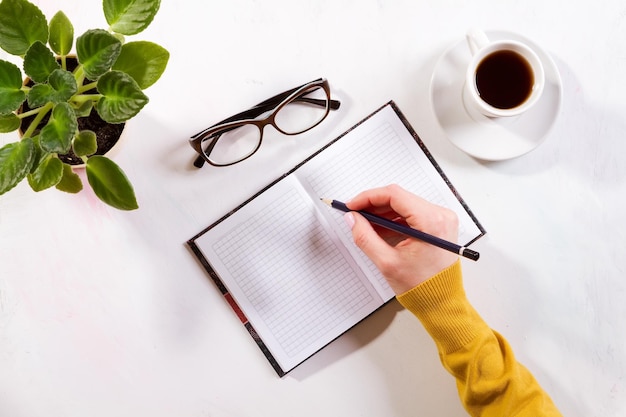 Femme main écrit sur ordinateur portable