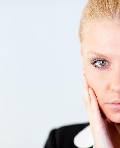 Photo femme avec la main sur son visage