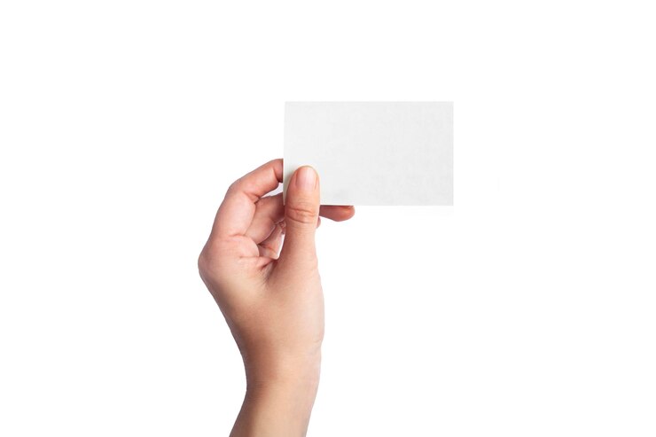 Photo femme main tenant une carte de visite sur fond blanc, pur