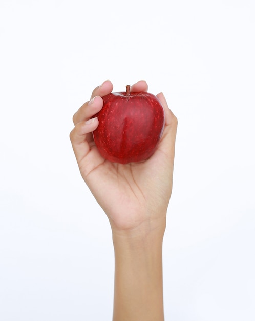 Femme main tenant et montrant une pomme rouge sur fond blanc