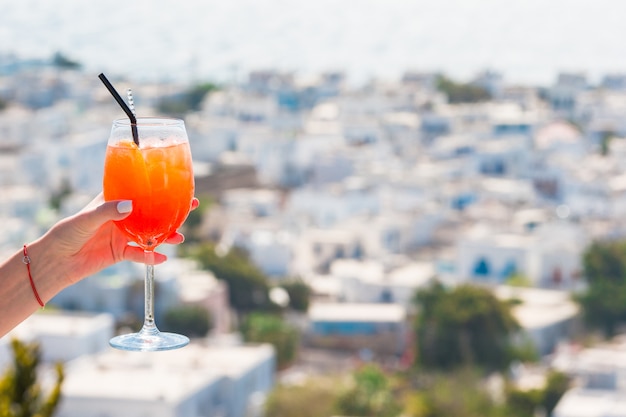 Femme Main Tenant Le Verre Avec L'alcool Spritz Aperol Boire Fond Dans Le Beau Vieux Mykonos En Grèce