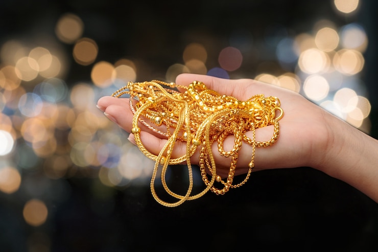 Photo femme main tenir bracelet en or et bijoux de collier