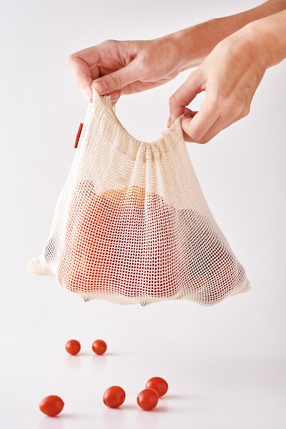 Femme main tenir des légumes biologiques frais dans un sac en textile, Zéro déchet et concept commercial