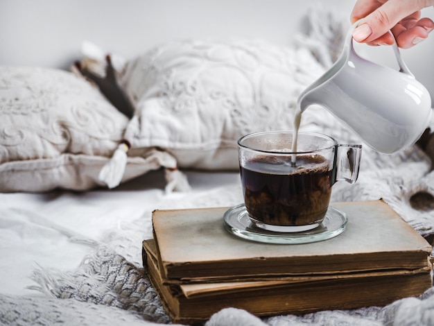 Femme main versant du café parfumé dans une tasse