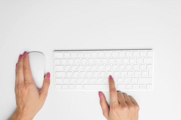 Femme, mains, clavier