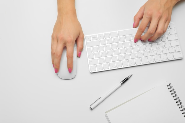 Femme, mains, clavier