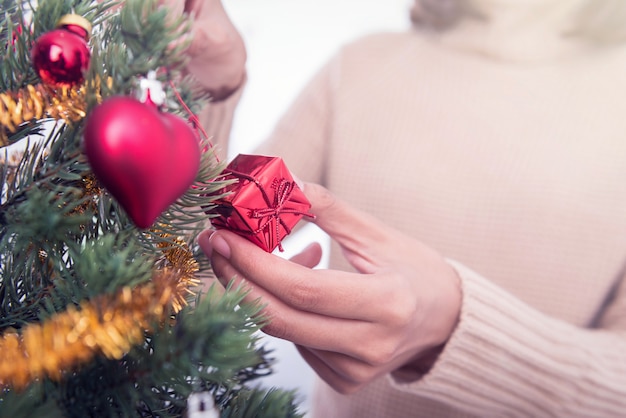 Femme, mains, décorer, arbre noël