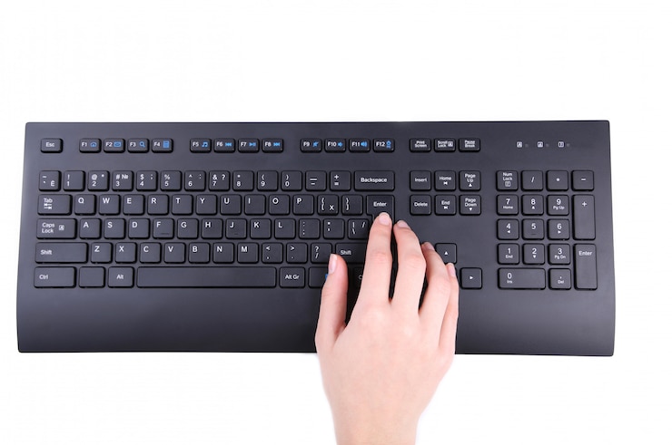 Photo femme mains ou employée de bureau en tapant sur le clavier noir, isolé sur blanc
