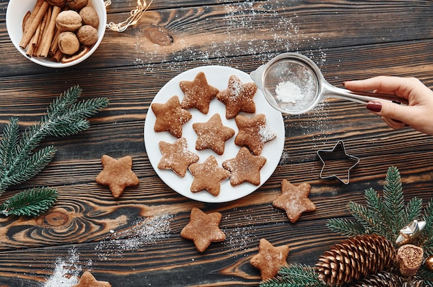 Avec femme mains fond de Noël avec décoration de vacances