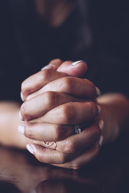 Une femme avec les mains jointes.