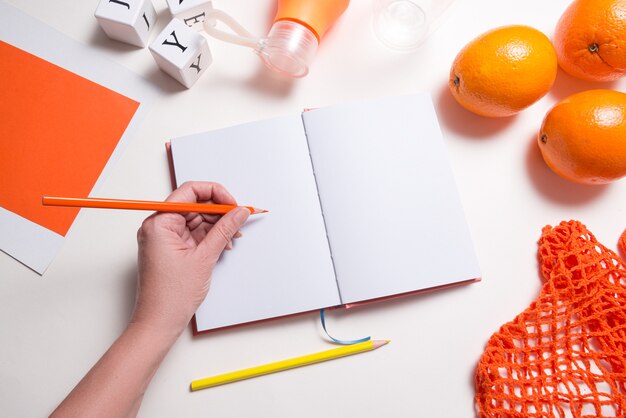 femme, mains, sur, ordinateur portable, et, frais, oranges, table, plat, poser