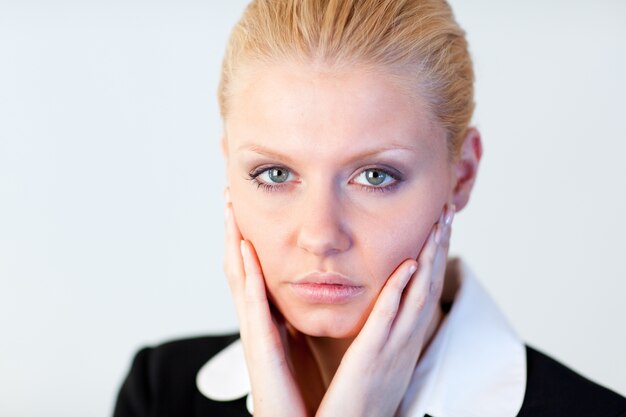 Photo femme avec les mains sur son visage