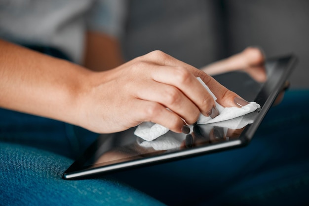 Femme mains tablette et écran de nettoyage pour le risque de poussière et la sécurité des bactéries à la maison Femme fille et désinfection de l'appareil avec un chiffon en microfibre entretien de la surface et hygiène de la technologie pour la santé