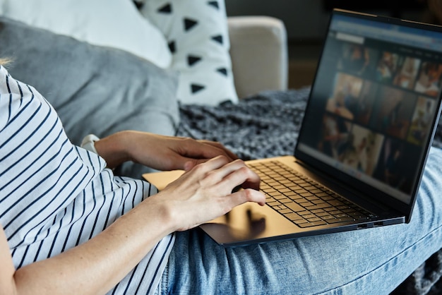 Femme mains tapant sur un clavier d&#39;ordinateur portable