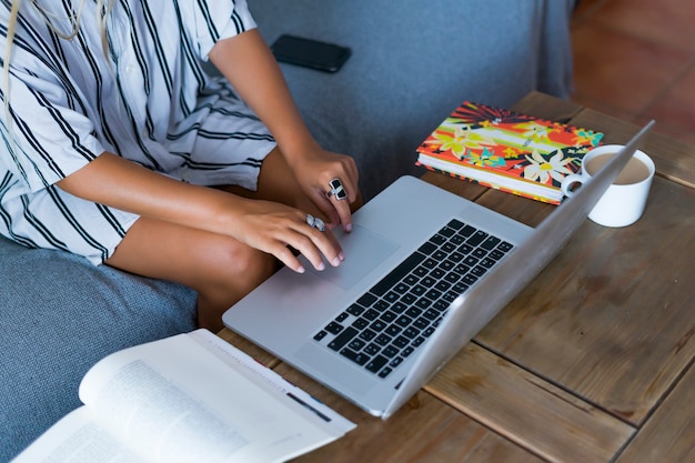 Femme mains télétravail à la maison