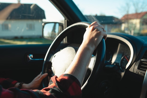 Femme, mains, sur, volant