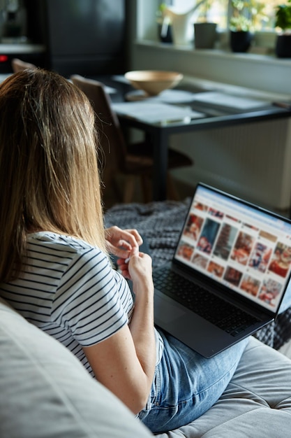 Femme à la maison à l'aide d'un ordinateur portable Travail à distance au bureau à domicile