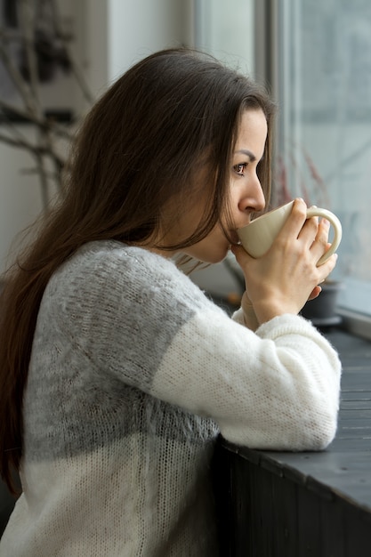 Femme, maison, boire, tasse, café