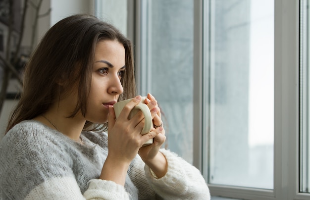 Femme, maison, boire, tasse, café