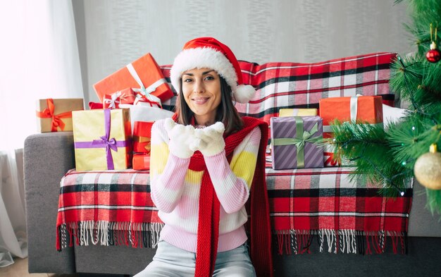 femme à la maison avec boîte-cadeau