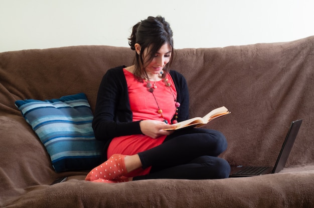 Photo femme à la maison livre de lecture