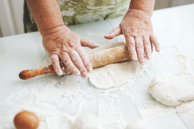 Femme à la maison, pétrir la pâte pour cuire des pâtes à pizza ou du pain.