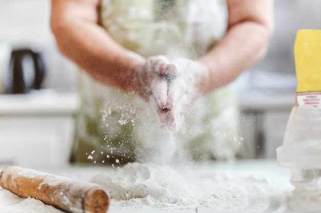 Femme à la maison, pétrir la pâte pour cuire des pâtes à pizza ou du pain.