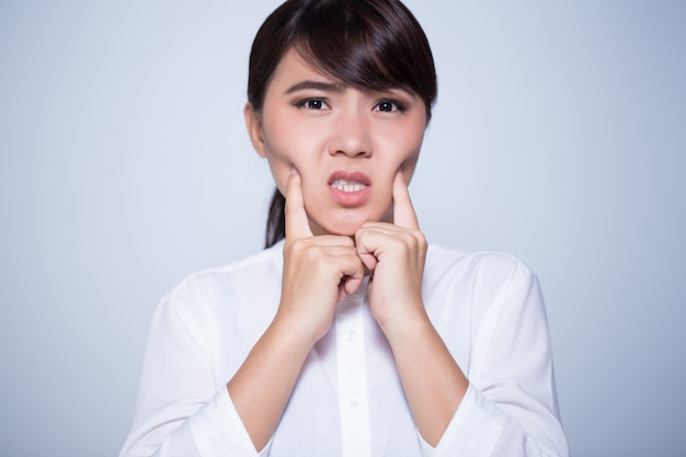 La femme a mal aux dents