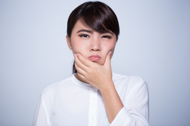 La femme a mal aux dents