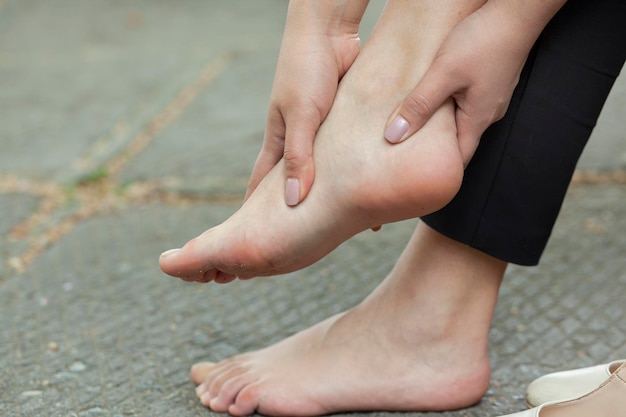 Femme mal aux pieds dans la rue