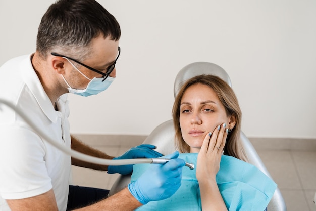 Femme avec mal de dents en consultation et traitement chez le dentiste en stomatologie Le dentiste traite les dents cariées pour fille