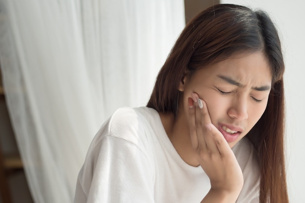 Femme avec mal de dents