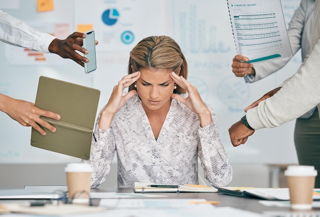 Photo femme mal à la tête et bureau avec stress multitâche délai ou fatigué de l'objectif de gestion de projet documents exécutifs de l'entreprise ou e-mail dans les délais anxiété et épuisement de la santé mentale par le bureau