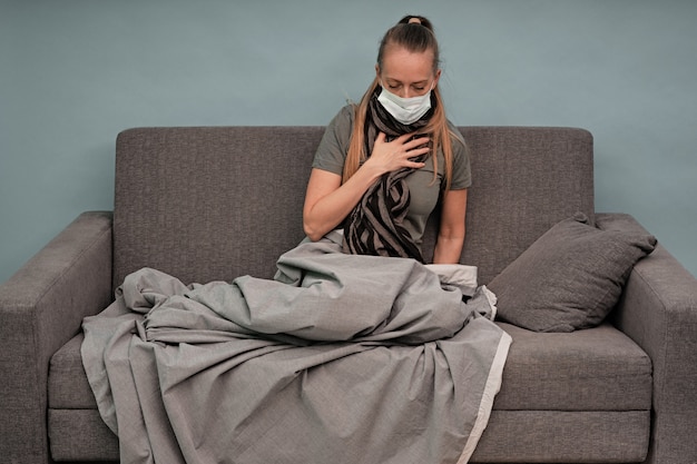 Femme malade assise sur un canapé