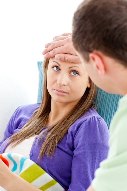 Femme malade assise sur un canapé