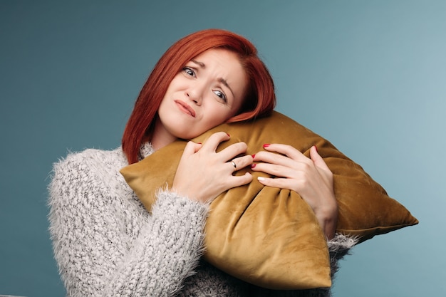 Femme malade ayant de terribles maux de tête et tenant la main sur l'avant-bras.