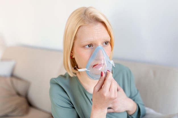 Femme malade sur masque à oxygène inhalation pneumonie coronavirus pandémie malade femme portant un masque à oxygène et subissant un traitement covid 19