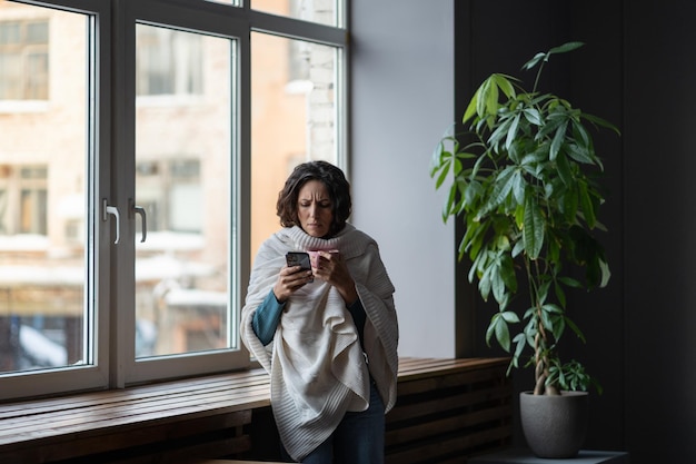 Femme malade présentant des symptômes d'infection covid contactant le patron et informant du jour de maladie par téléphone