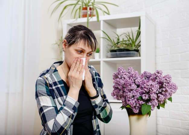 Une femme malade qui a un écoulement nasal, des yeux douloureux, un concept d'allergie au printemps.