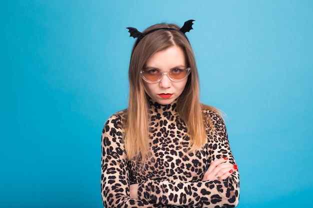 La Femme Maléfique Avec Une Chauve-souris à La Taille Sur La Tête. Déguisement Pour Halloween Sur Mur Bleu