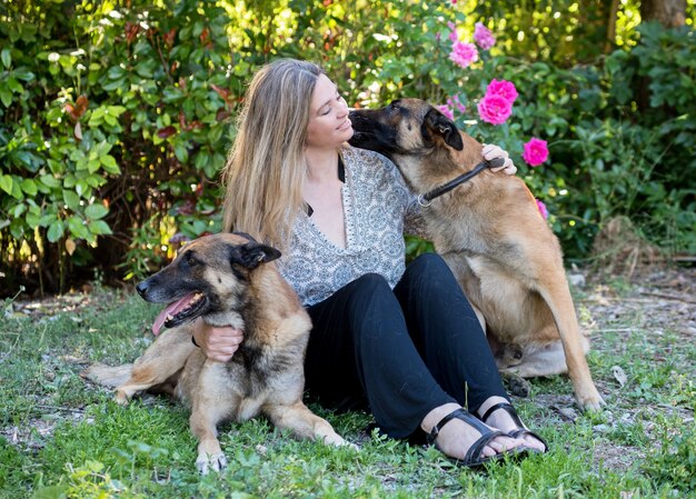 femme et malinois