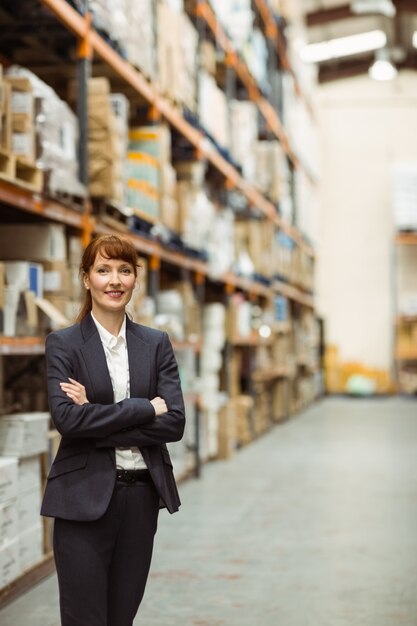 Femme manager avec les bras croisés