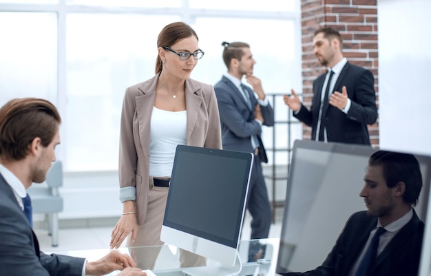 Femme Manager debout près du Deskoffice en semaine